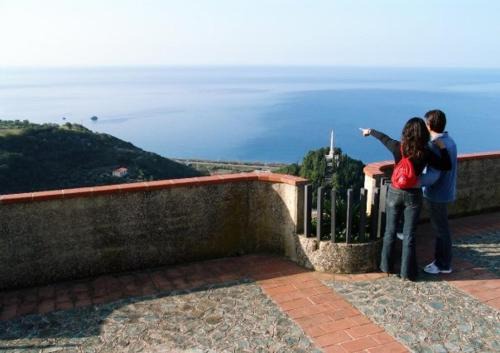 Belmonte Calabro Bed & Breakfast | Discover A Taverna Intru U Vicu with Ocean Views & Hot Tub