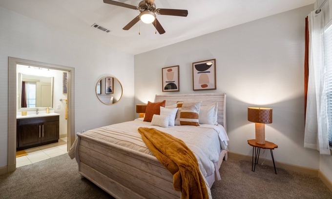South Central Houston Apartment | Elegant Getaway at MD Anderson/NRG with Pool & Kitchen