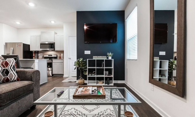Union City House | Discover a New Stay: Top-Rated Townhome Near Airport