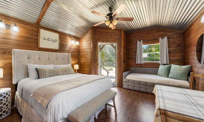Crawford Cabin | Cozy Tiny House #2 at Gathering Oaks Retreat - Pet Friendly!