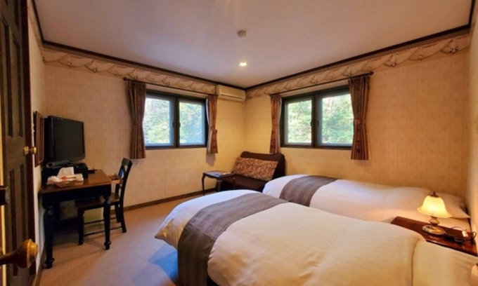 Fujikawaguchiko Hotel | Stylish Twin Room with Unique Catfoot Bathtub in Yamanashi