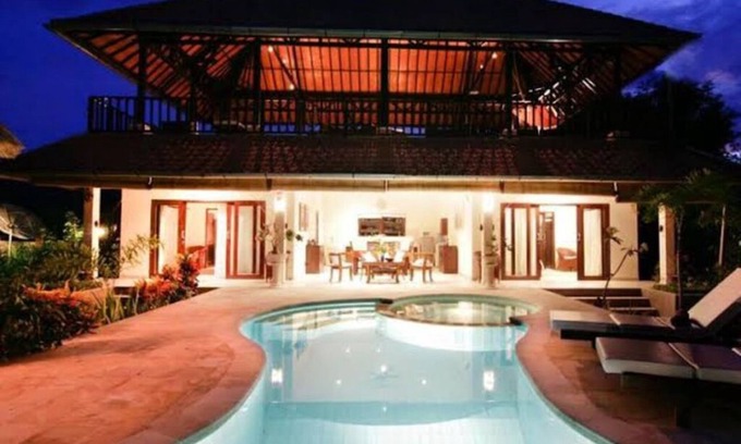 Dencarik Villa | A two story house with a big garden and nice swimming pool.