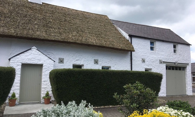 Duleek Cottage | Inviting Thatched Cottage near Newgrange & Dublin Airport