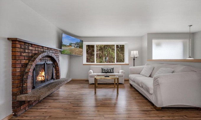 Silver Lake Villa | Spacious 2-Level House with Pet-Friendly Amenities