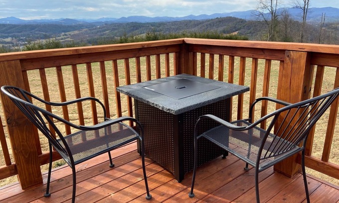 Fleetwood House | Romantic Getaway: Tiny House with Breathtaking Views