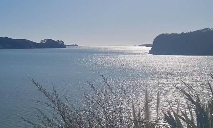 Taharoa House | Captivating Views and Family-Friendly Amenities Await