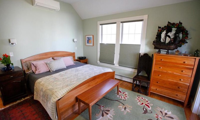 Newton Highlands House | Cozy Village Bed and Breakfast with Child-Friendly Amenities