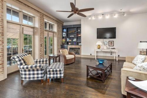 King City House | Unforgettable Stays at A Village Overlook: Family-Friendly Retreat