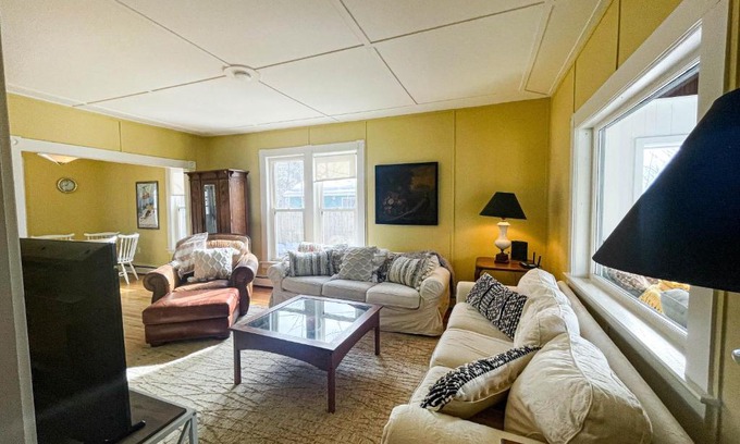 Cranmore Birches House | Pet-Friendly Retreat: A Villager's Dream Awaits You
