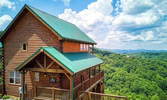 Gatlinburg - Pigeon Forge Cabin | Unforgettable Views & Family Fun at A Walk In The Clouds