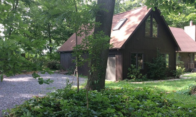 Burt Cabin | Relaxing Couples Retreat with Ocean View and Spa Amenities