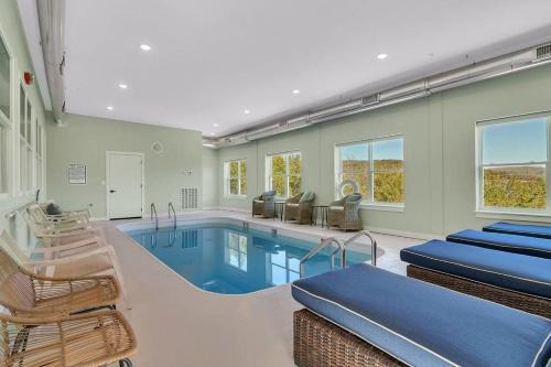 Branson House | Escape to A Wave From It All: Poolside Retreat Awaits