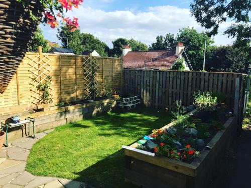 Dunfermline House | Charming Cottage Retreat in Dunfermline - 4-Star Rated