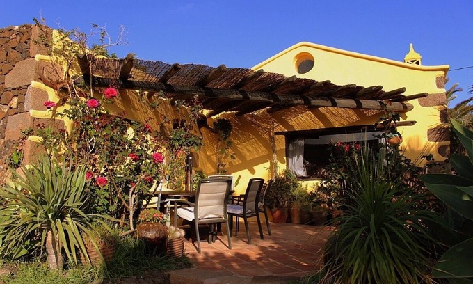 La Asomada House | Exclusive Retreat with Pool, Kitchen & Perfect 10/10 Rating