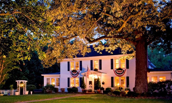 Williamsburg Bed & Breakfast | Experience A Williamsburg White House Inn - Rated 9/10