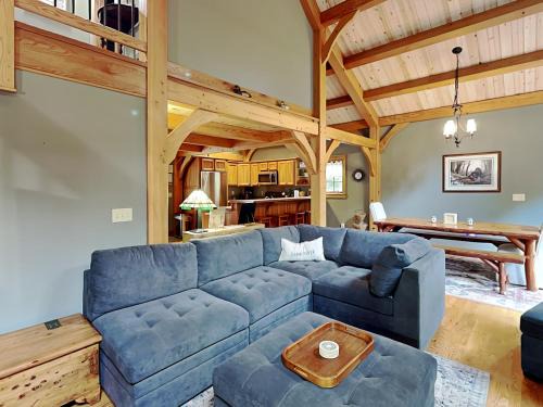 Oakland House | Enchanting Winter View: Family-Friendly Hotel Retreat