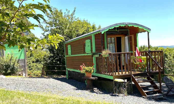 Cublac Ski Chalet | Cozy Wooden Cabin with Pool & Breakfast - Guest Rated 9.8