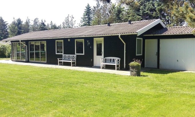 Houstrup Cottage | Cozy Wooden Retreat on the Scenic West Coast Beaches