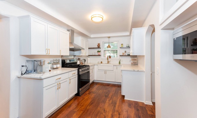 Grosse Pointe House | Discover The Writers Retreat: Your Idyllic City Hideaway