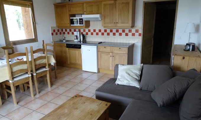 Prapoutel Apartment | Cozy Retreat for 4-6 Guests with Kitchen & Breakfast