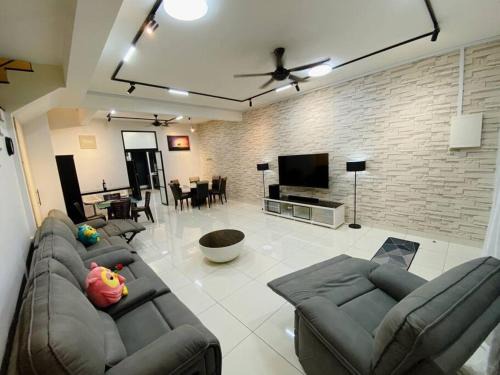 Tebrau House | Home-Like Comfort: A04 in Family-Friendly Austin