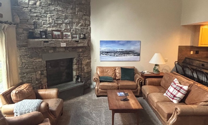 Ludlow House | Sunny 4-Bedroom Ski In/Ski Out with Pool & Spa Amenities