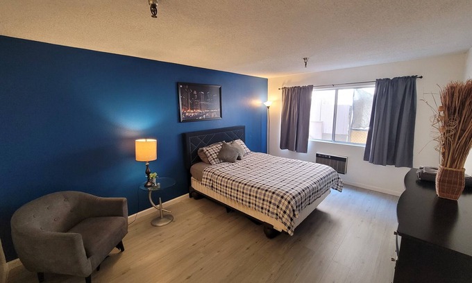 Beverly Hills Hotel | Charming 1 Bedroom Studio with Private Bath, Family-Friendly