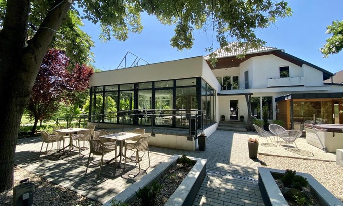 Harkany House | Elegant A16 Design Panzió: 4-Star Stay with Hot Tub