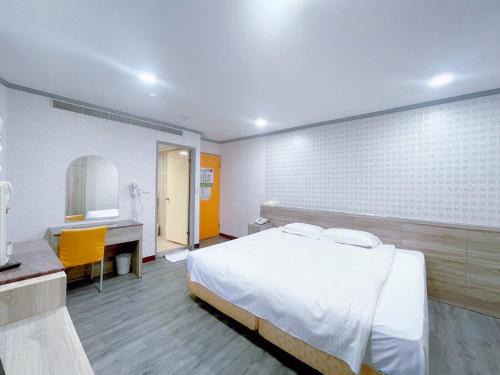 Zhongli District Hotel | Discover A22 Wei Lu Hotel: Pet-Friendly Family Retreat