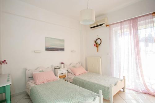 Yenion Apartment | Family-Friendly A3 - Tzitzifo Apartment for Memorable Stays