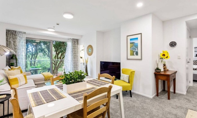 Takapuna Apartment | Relaxing Hideaway Apartment with Pool & Free Parking