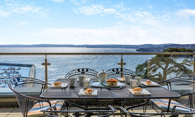 Torquay City Centre Apartment | A4 Masts Tree Tops - Three Bedroom Apartment, Sleeps 6