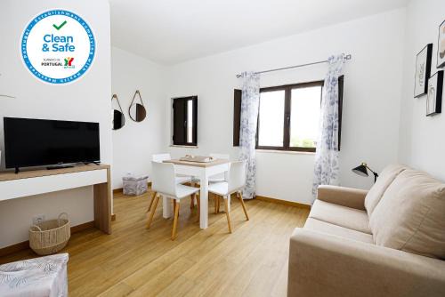 Alfarrobeira Apartment | Oceanfront Bliss: Windmill 1 Bed Apartment in Odiaxere