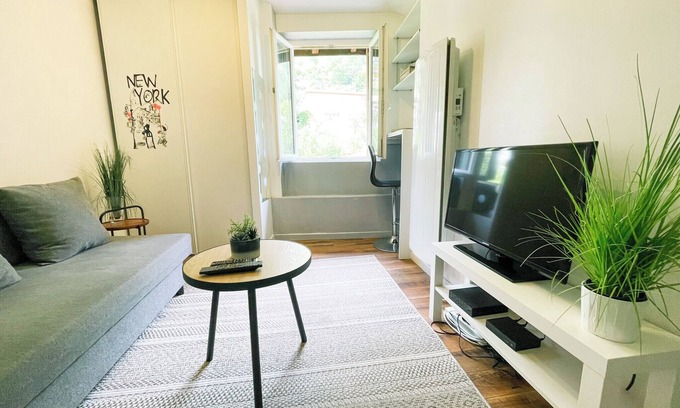 La Tronche Apartment | Pet-Friendly Chez Mimi Studio Near La Tronche Hospital