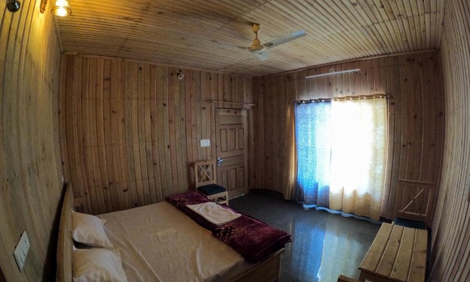 Mukteshwar House | Cozy Aa- माँ's Homestay: Pet-Friendly & Family-Oriented