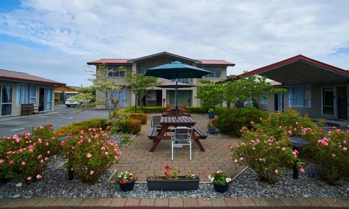 Greymouth Hotel | Discover Aachen Place Motel: Rated 9/10 with Hot Tub Access