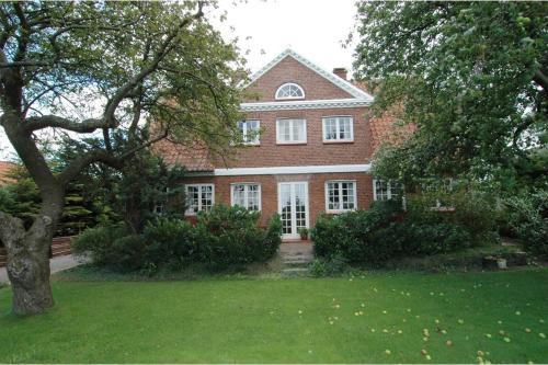 Akirkeby Bed & Breakfast | Cozy Aakirkeby Bed and Breakfast: Pet-Friendly Getaway