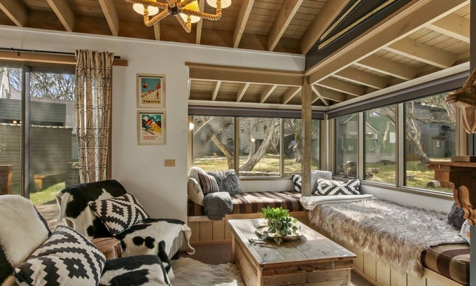 Dinner Plain Ski Chalet | Aaragon - Stylish Pet-Friendly Chalet for Families & Friends