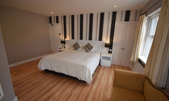 Portrush Bed & Breakfast | Welcoming Aaranmore Lodge Bed & Breakfast with Family-Friendly Amenities