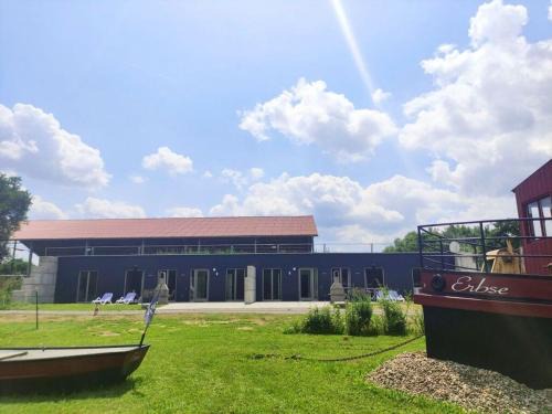 Wiesentheid House | Family-Friendly Aardehuis Appartement with Pool & Kitchen