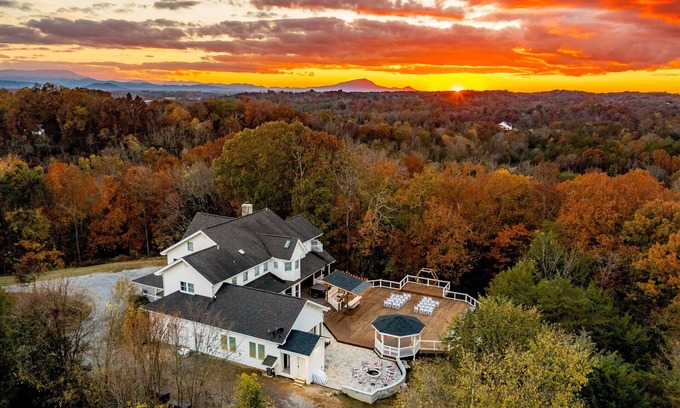 Sevierville House | Aaron Branch Estate: Ideal for Weddings & Family Getaways
