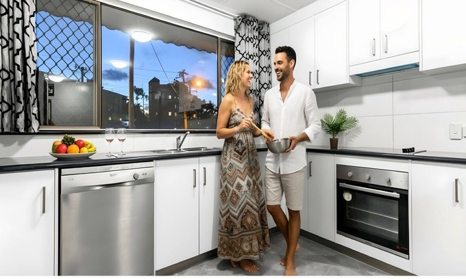 West Gladstone Hotel | Relaxing Stay at Aaron Motel with Pool and Spa Amenities