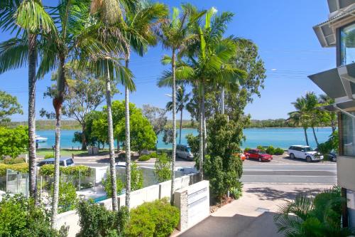 Noosaville Apartment | Experience Aarons Retreat: Oceanfront Bliss & Top Reviews