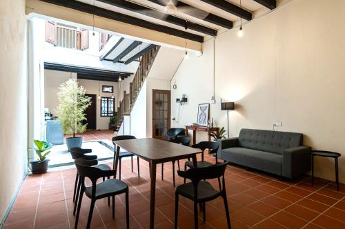 Historic George Town House | Exceptional Aayu Stewart: Family-Friendly with Breakfast Included