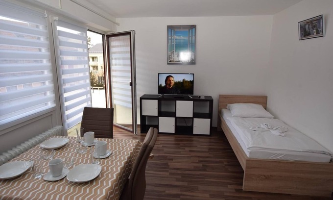 Gablenberg Apartment | Family-Friendly AB Apartment 92 with Breakfast & Kitchen