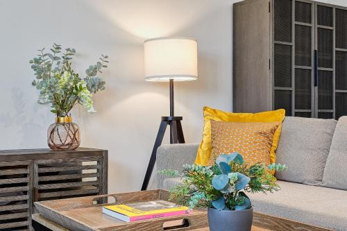 Cruz de Humilladero Apartment | AB Vialia Estación: Poolside Retreat with Parking Access