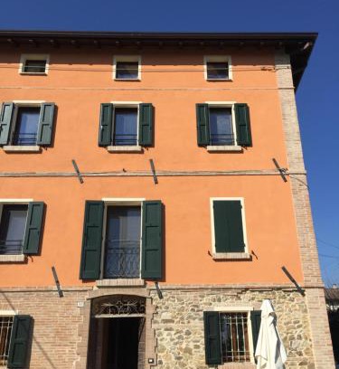 Quattro Castella Apartment | Charming Ababo Affittacamere: Family-Friendly with Breakfast