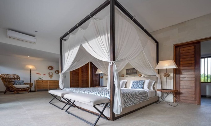 Umalas Villa | Elegant Abaca Iluh 6 BR: Family-Friendly Retreat in Seminyak
