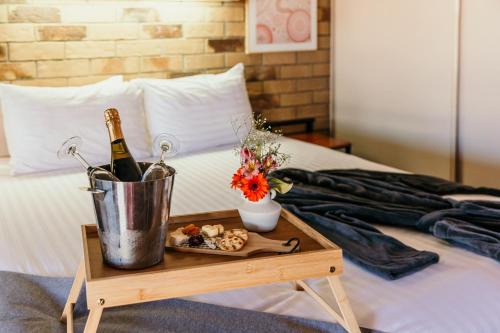 Soldiers Hill Hotel | Relax at Abacus Motel: 4-Star Stay with Pool & Pet-Friendly