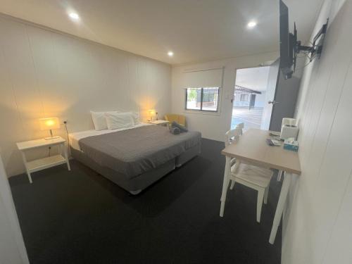 Longreach Hotel | Convenient Abajaz Motel with Pool & Child-Friendly Space